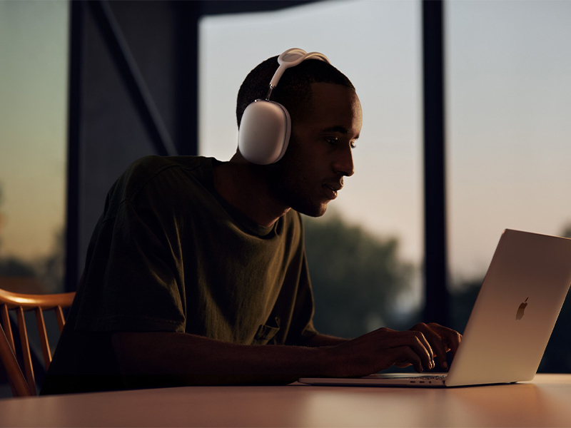 Người d&ugrave;ng sử dụng tai nghe chụp tai Apple